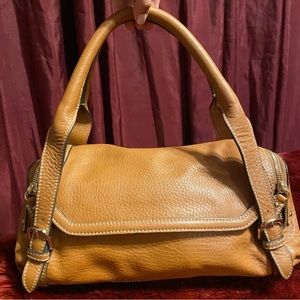 Cole Haan MADE IN INDIA. rich saddle color bag
$80 Size: 13in (L) × 5.5-6in (H)